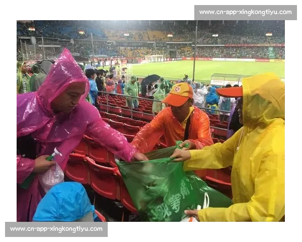 南京球迷 “人走场净” 赛场内外皆风景