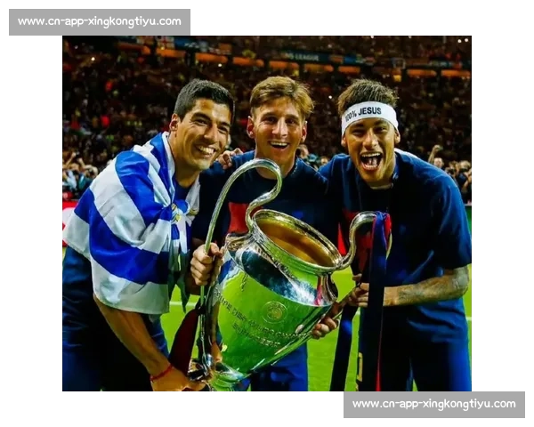 温情重逢!梅西通道内拥抱恩里克 巴黎老友跨越胜负的足坛情谊 温情重逢!梅西通道内拥抱恩里克 巴黎老友跨越胜负的足坛情谊